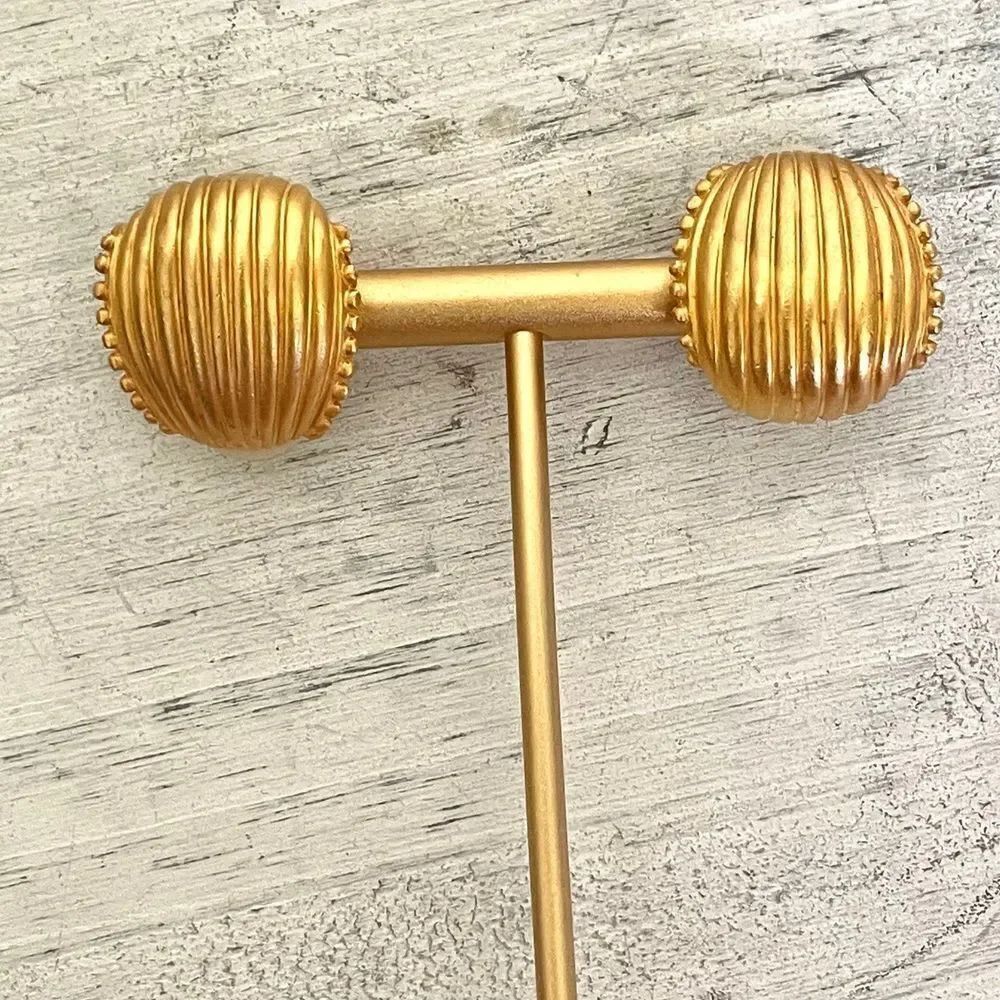 Anneย Klein goldโtone clip on vintageโearrings